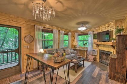 Treetop Haven with Deck 8 Mi to Fairgrounds! - image 9