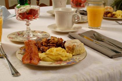 Seven Oaks Inn Bed and Breakfast - image 5