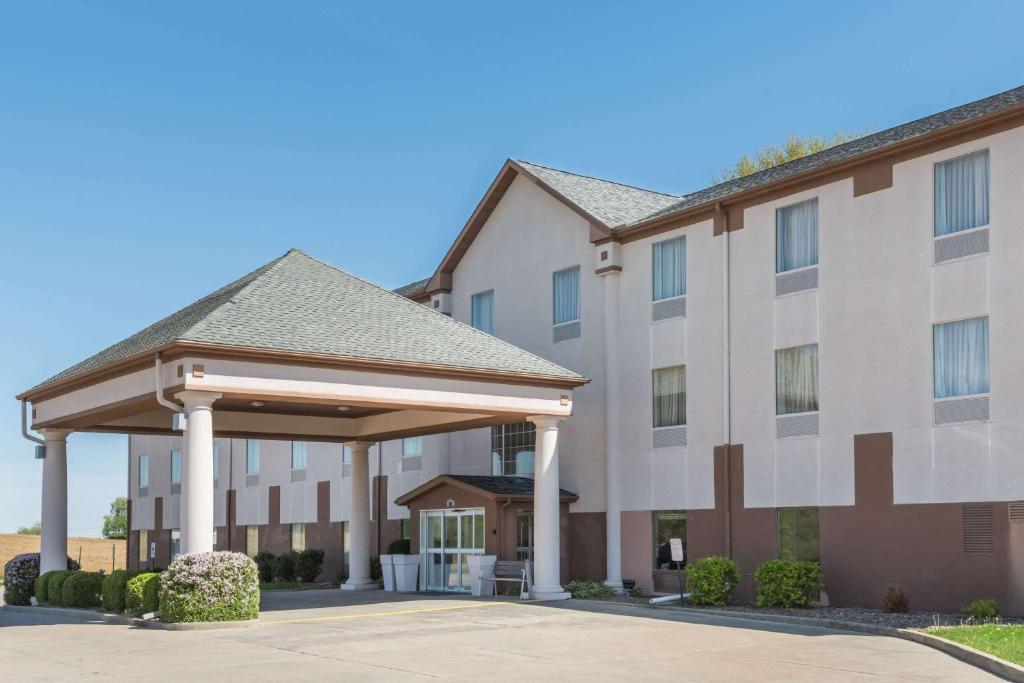 Baymont by Wyndham Highland - main image