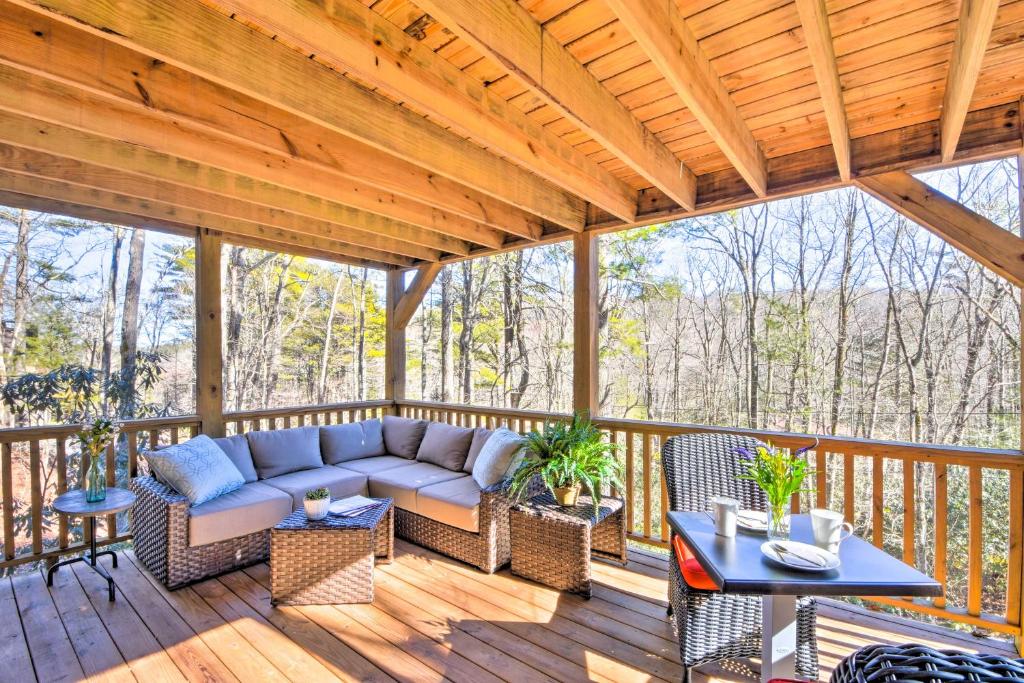 Renovated Chalet-Style Escape Less Than 1 Mi to Town! - main image