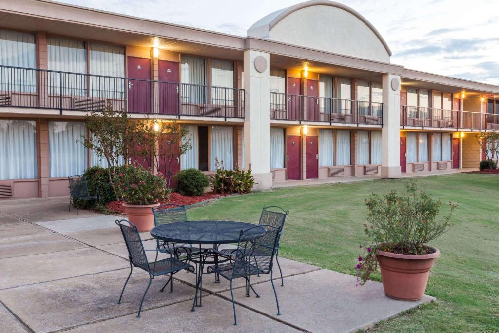 Days Inn by Wyndham Hillsboro TX - image 6