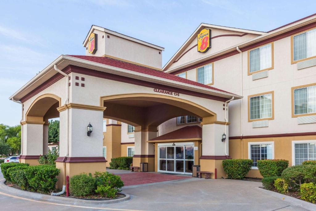 Super 8 by Wyndham Hillsboro TX - main image