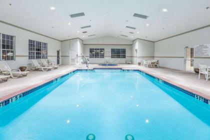 Super 8 by Wyndham Hillsboro TX - image 2