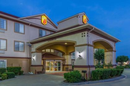 Super 8 by Wyndham Hillsboro TX - image 5