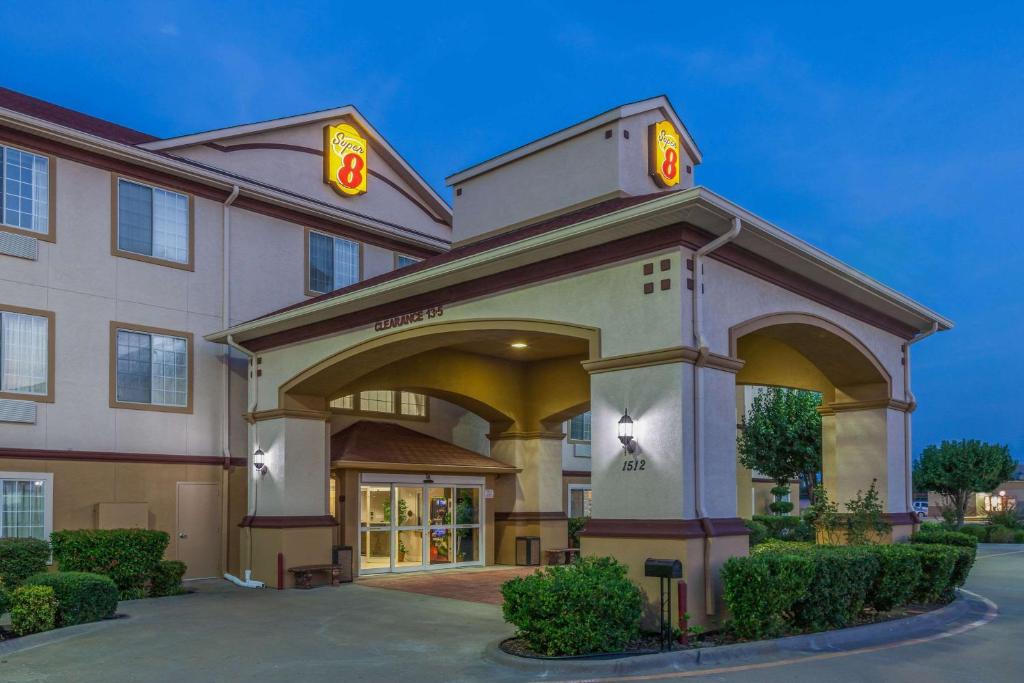 Super 8 by Wyndham Hillsboro TX - image 5