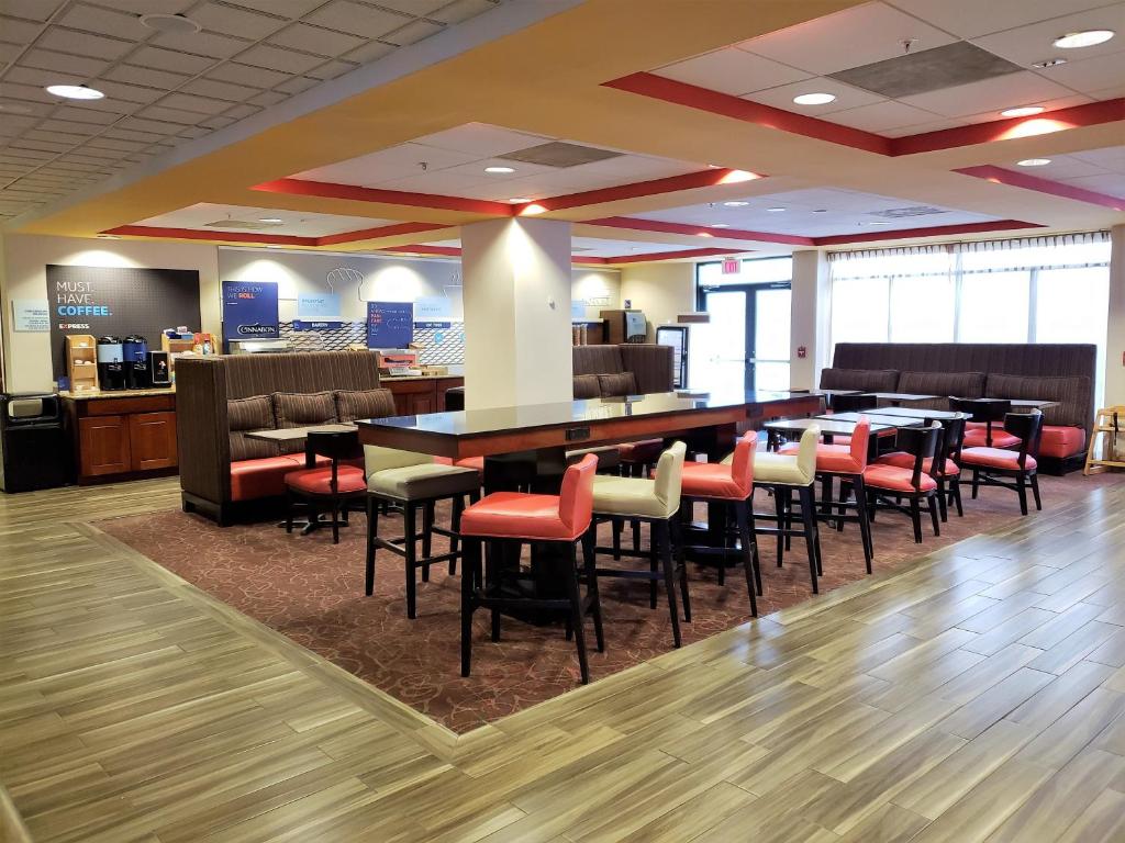 Holiday Inn Express Portland West/Hillsboro an IHG Hotel - image 5