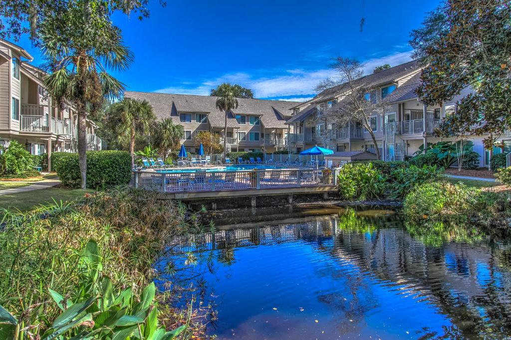 82 Courtside 2 BR Forest Beach Condo - main image