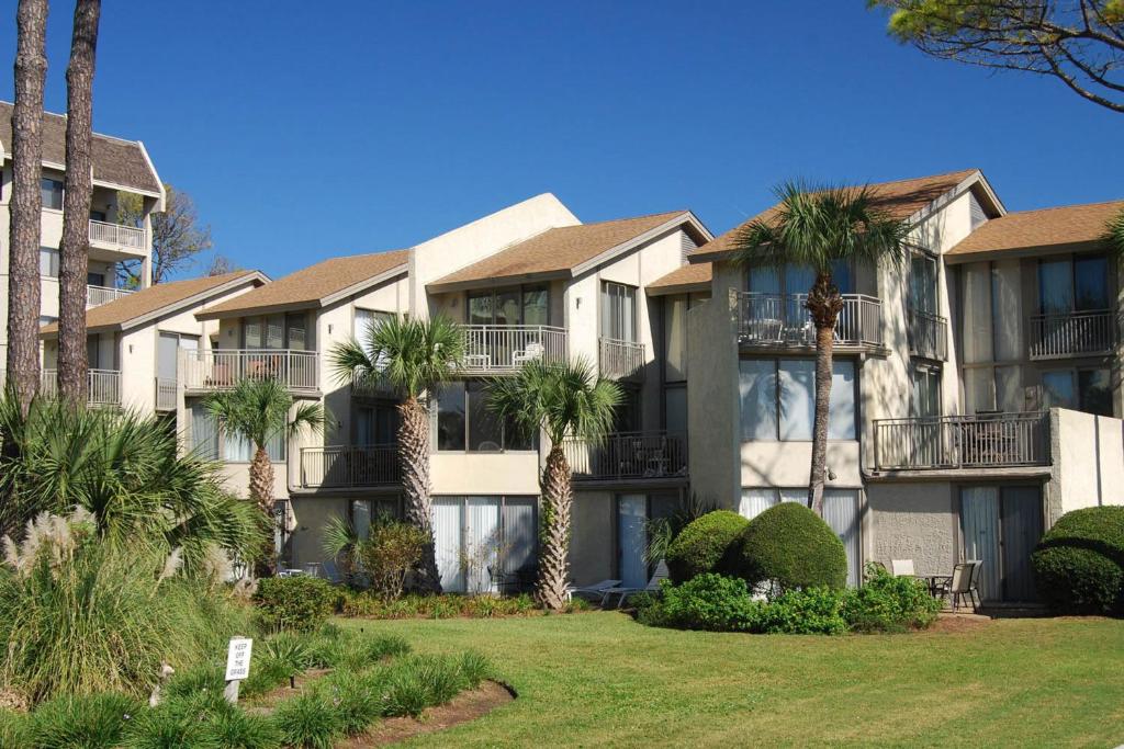 Shorewood Condos - image 2