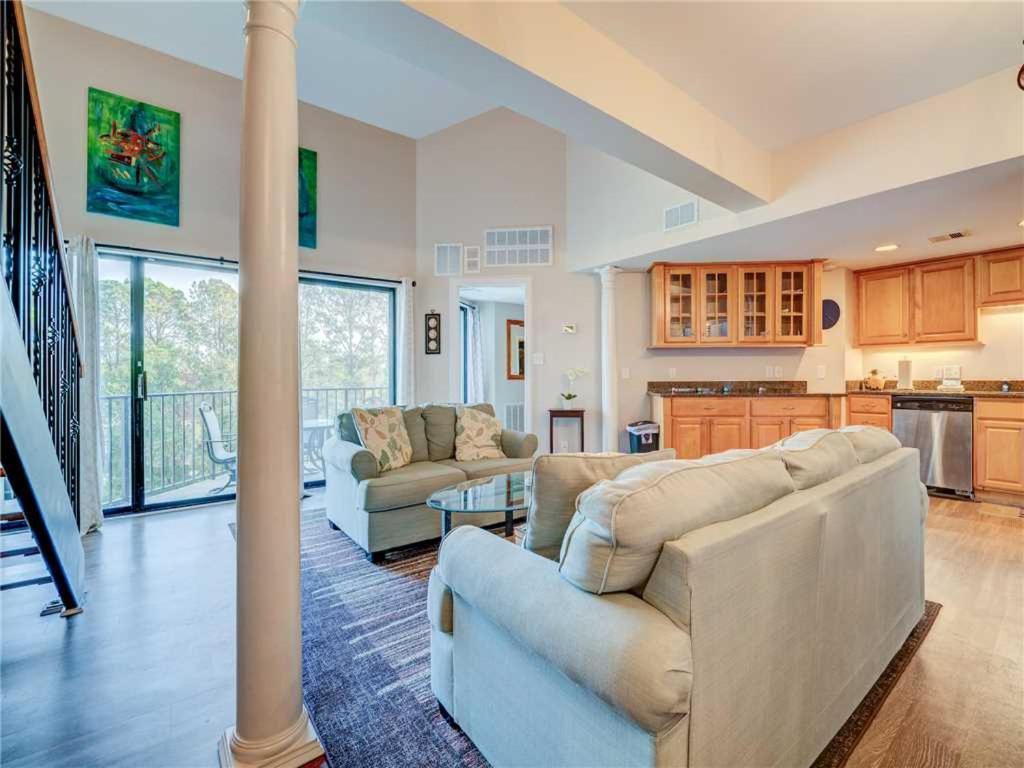 Forest Beach Villa 411 2 Bedrooms Sleeps 9 Tennis & Pool View - image 5