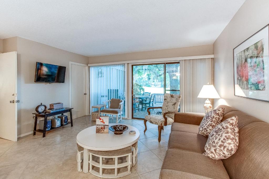 Hickory Cove 18 - main image