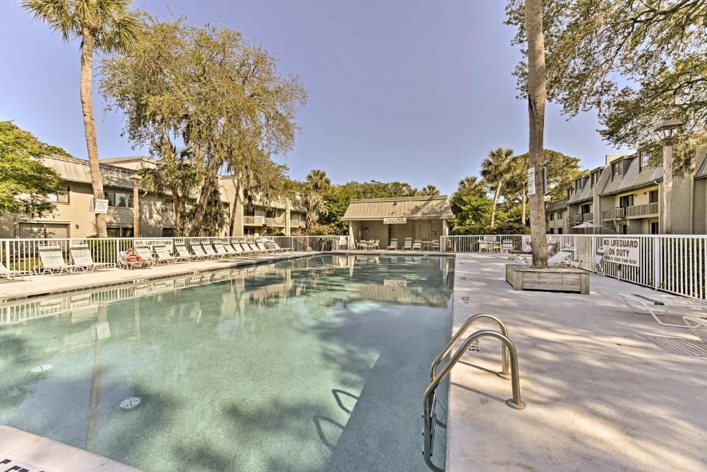 Newly Renovated Condo Pool Access Steps to Beach - image 4