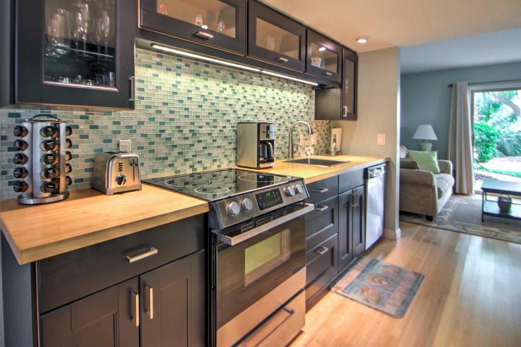 Hilton Head Resort Condo half Mile to Coligny Beach! - main image