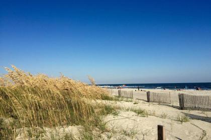 Hilton Head Resort Condo half Mile to Coligny Beach! - image 2