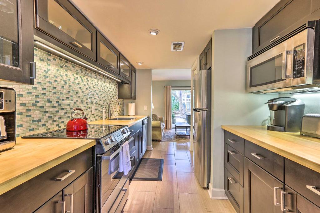 Hilton Head Resort Condo half Mile to Coligny Beach! - image 5