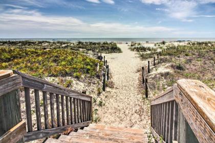 Hilton Head Island Condo with Pool - Steps to Beach!