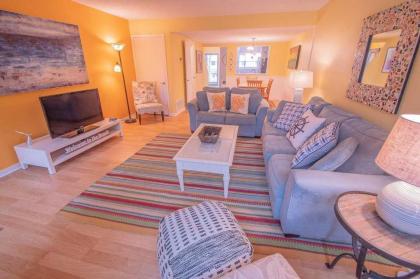 Chic Hilton Head Villa with Balcony-Walk to the Beach - image 9