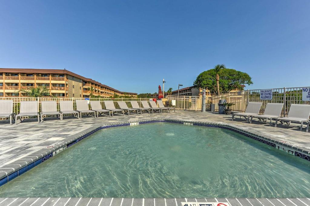 Hilton Head Condo with On-site Pool Bars and Bikes! - main image
