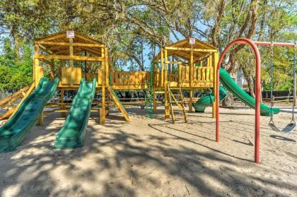 Hilton Head Condo with On-site Pool Bars and Bikes! - image 8