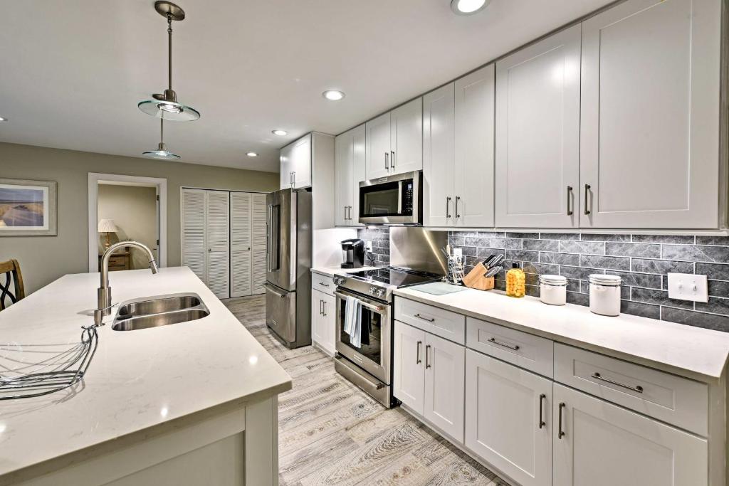 Chic Hilton Head Home-Walk to Beach and Golf Course - image 6