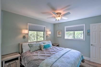 Hilton Head Condo with Pool Access Less Than half Mi to Beach - image 4