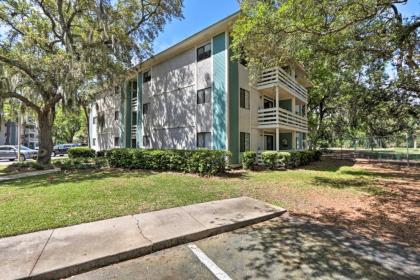 Hilton Head Condo with Pool Access Less Than half Mi to Beach - image 6