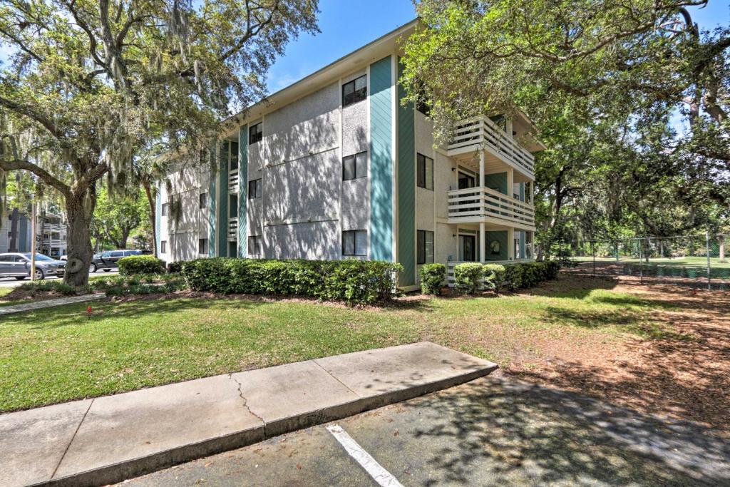 Hilton Head Condo with Pool Access Less Than half Mi to Beach - image 6