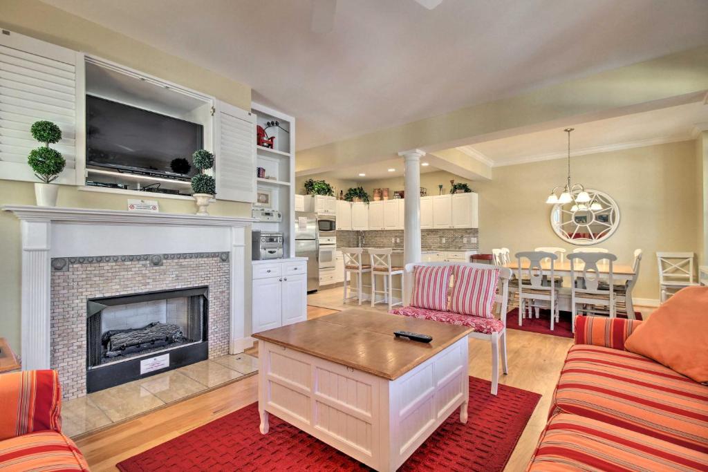 Hilton Head Townhome - Walk to Islanders Beach! - main image