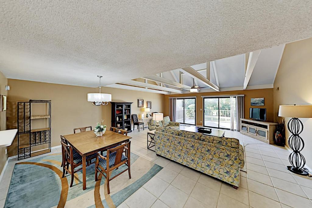 676QUEEN condo - image 4