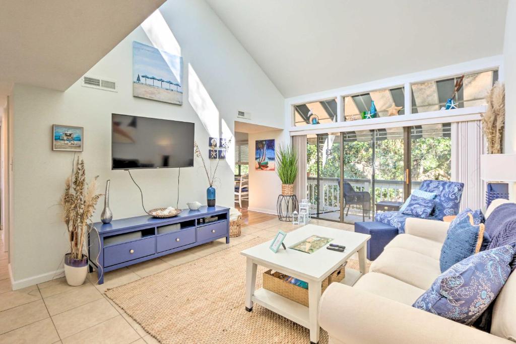Hilton Head Condo with Pool - half Mi to Beach! - main image