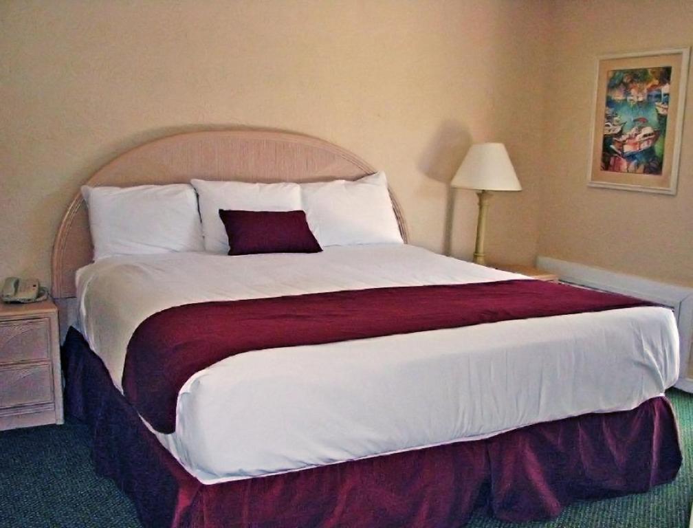 Luxury in a Uniquely Designed Two Bedroom Villa at Hilton Head - image 3