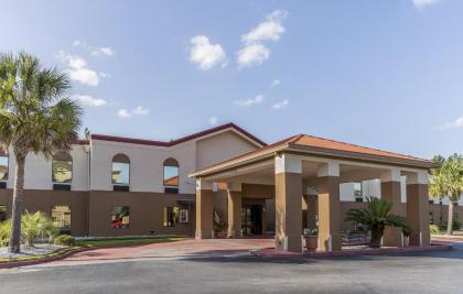 Red Roof Inn  Suites Hinesville   Fort Stewart Hinesville Georgia