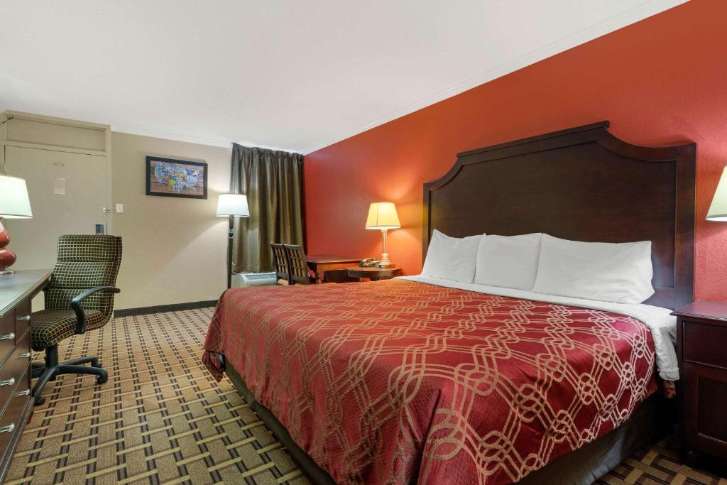 Econo Lodge Near Fort Stewart On site Restaurant and Bar Extended stay rate Laundry facility and Pool - main image