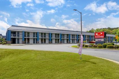 Econo Lodge Near Fort Stewart On site Restaurant and Bar Extended stay rate Laundry facility and Pool - image 3