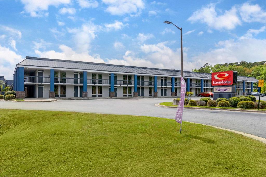 Econo Lodge Near Fort Stewart On site Restaurant and Bar Extended stay rate Laundry facility and Pool - image 3
