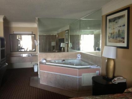 Travelodge by Wyndham Hinesville - image 11
