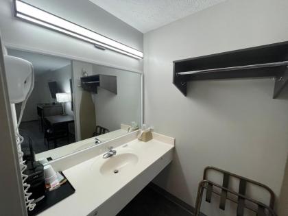 Embassy Inn - Hohenwald - image 10