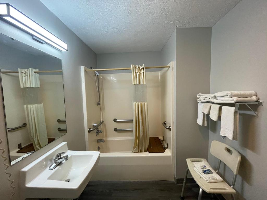 Embassy Inn - Hohenwald - image 5