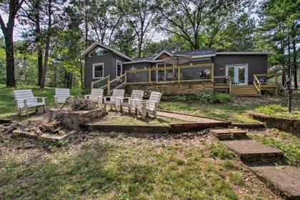 Holcombe Lakefront Cottage - Fishing and Dock! - image 5