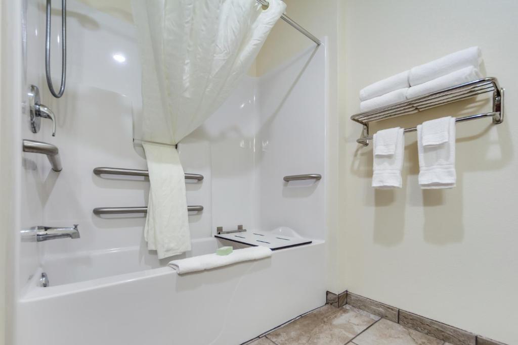 Cobblestone Inn & Suites - Holdrege - image 2