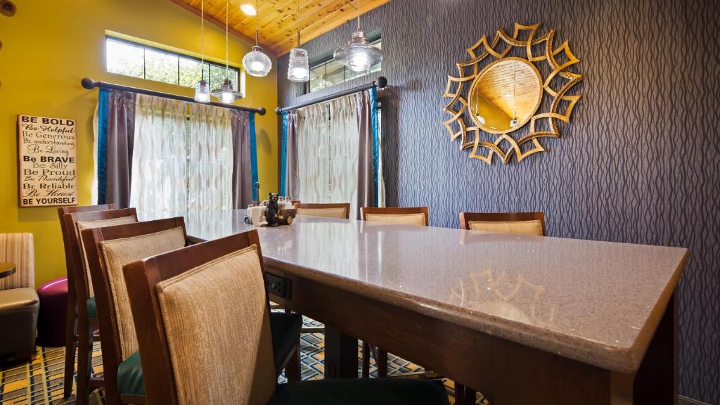 Best Western Plus Holland Inn & Suites - image 5