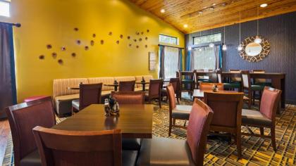 Best Western Plus Holland Inn & Suites - image 9