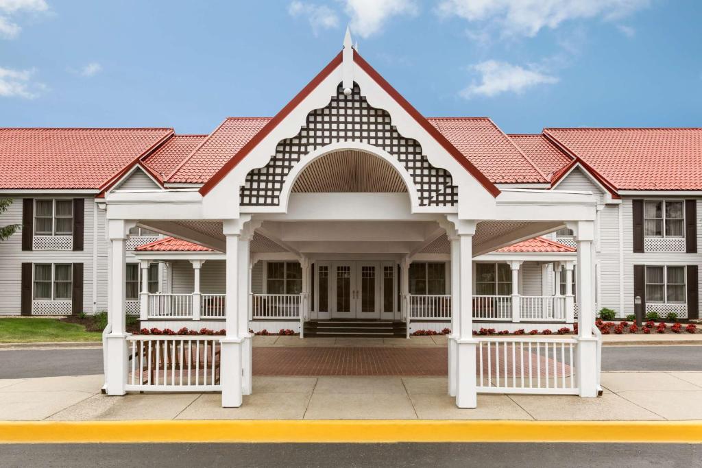 Country Inn & Suites by Radisson Holland MI - main image