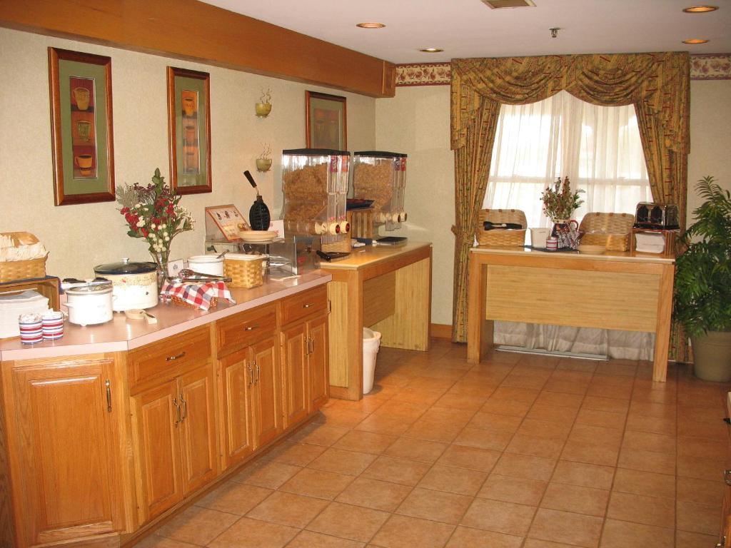 Country Inn & Suites by Radisson Holland MI - image 6