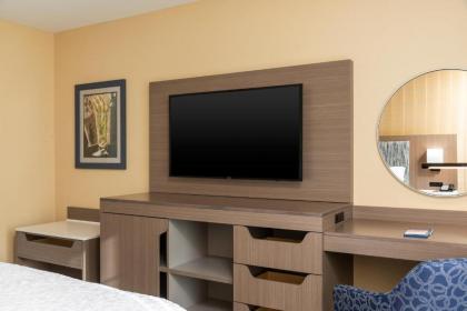 Hampton Inn Holland - image 7