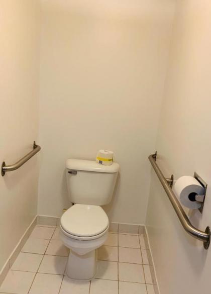 Economy Inn Holland - image 3