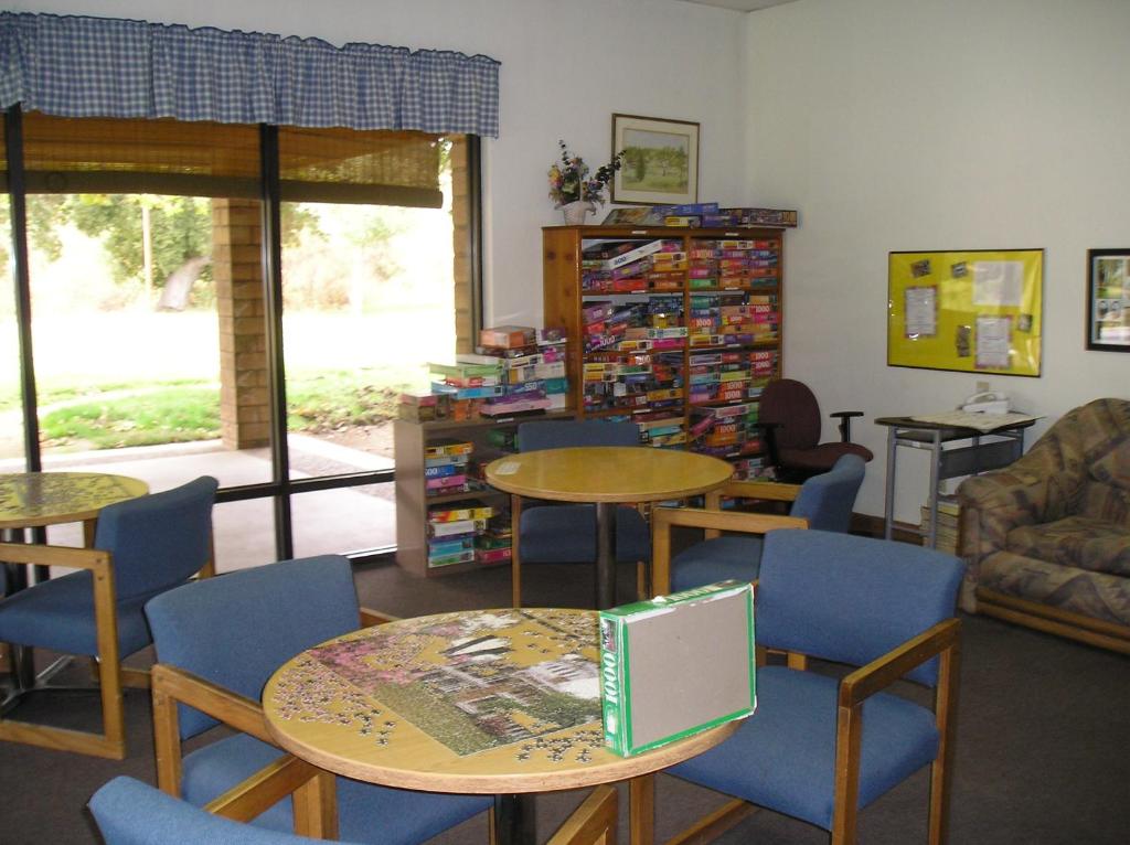 San Benito Camping Resort One-Bedroom Cabin 8 - image 5