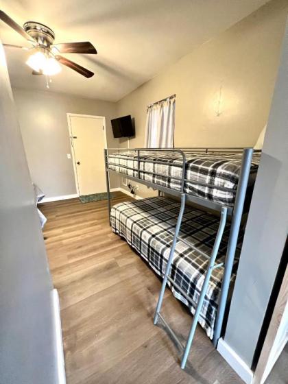Creekside Retreat Inn & Suites - image 9