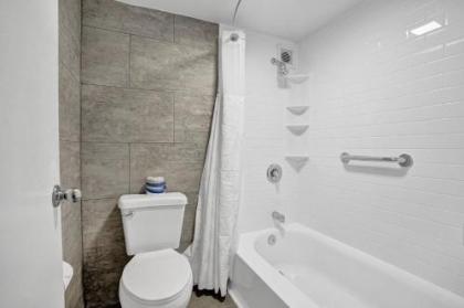 Ramada by Wyndham Hollywood Downtown - image 16