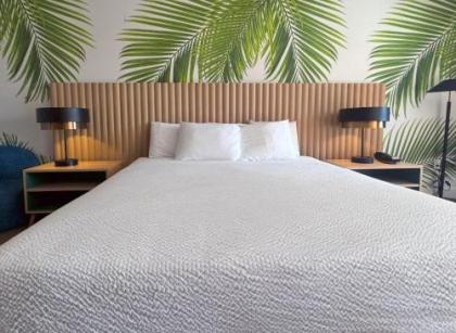 Ramada by Wyndham Hollywood Downtown - image 35