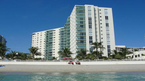 2BEDS 2BATHS APARTMENT ON THE BEACH! - image 2